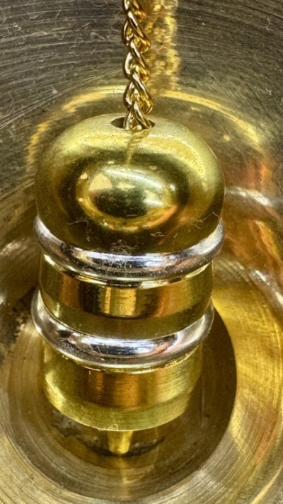 Fecho metálico dourado com detalhes prateados e corrente retorcida