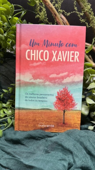 Capa de livro colorida com título Um Minuto com CHICO XAVIER e imagem de árvore vermelha