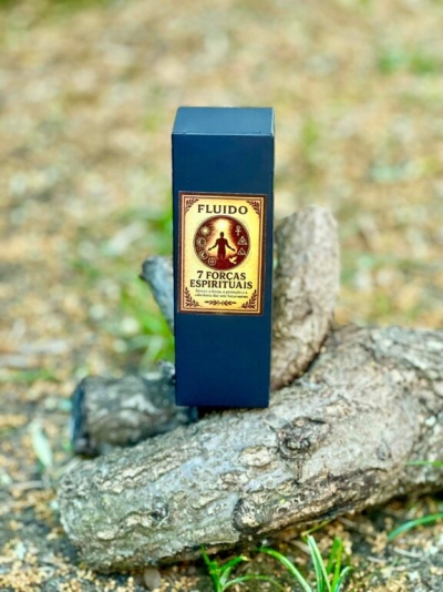 Frasco azul com rótulo de fluido espiritual sobre troncos de madeira