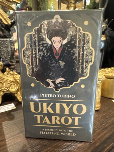 Caixa de UKIYO TAROT com ilustração e texto em verde-escuro e dourado