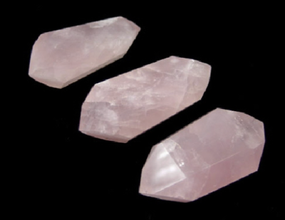 Cristais de quartzo rosa em fundo preto