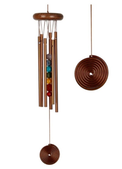 Sino dos ventos de metal dourado com tubos, esferas coloridas e discos circulares marrons