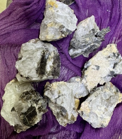 Pedras brutas em tecido roxo