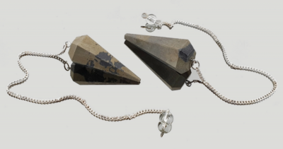 Dois pendulums de pedra cinza com correntes metálicas prateadas