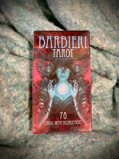 Caixa do baralho Barbieri Tarot com imagem artística e texto em inglês