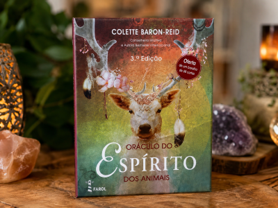 Capa de livro com cabeça de cervo e galhadas decoradas, título e autor visíveis