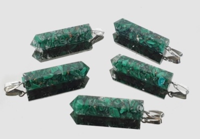 Cinco pendentes de pedra verde em forma de prisma hexagonal com fecho prateado sobre fundo branco