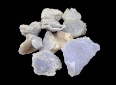 Conjunto de pedras de cores claras sobre fundo preto