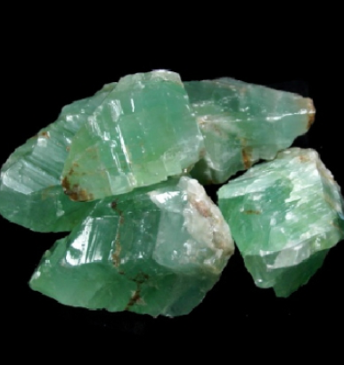 Minerais verdes translúcidos brutos com inclusões castanhas
