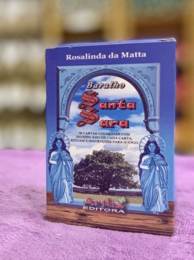 Caixa de baralho Santa Sara com figuras femininas azuis e árvore
