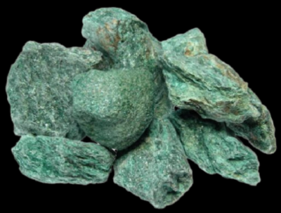 Pedras minerais verdes rugosas com formas irregulares sobre fundo preto