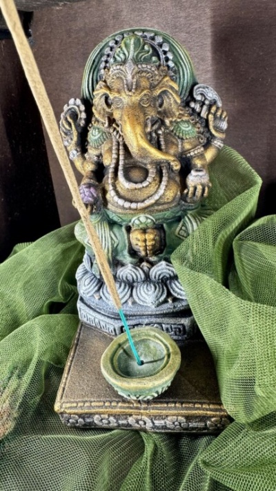 Estátua decorativa de Ganesha com incenso aceso na base
