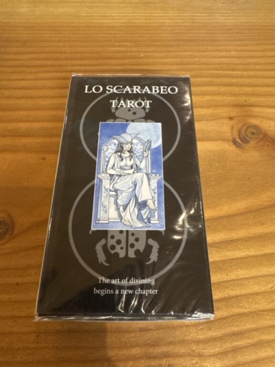 Baralho de tarot Lo Scarabeo na embalagem com ilustração azul e branca na capa