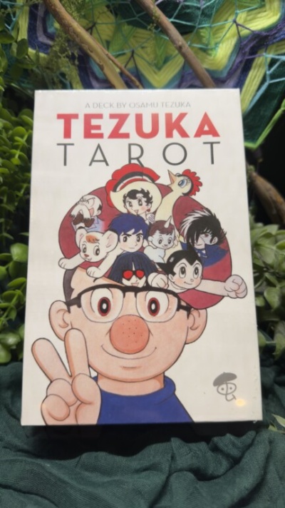 Baralho de tarot Tezuka Tarot com personagens coloridos ilustrados na capa