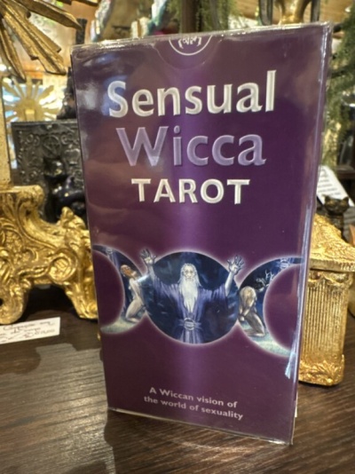 Caixa de baralho Sensual Wicca Tarot com capa roxa e imagem mística
