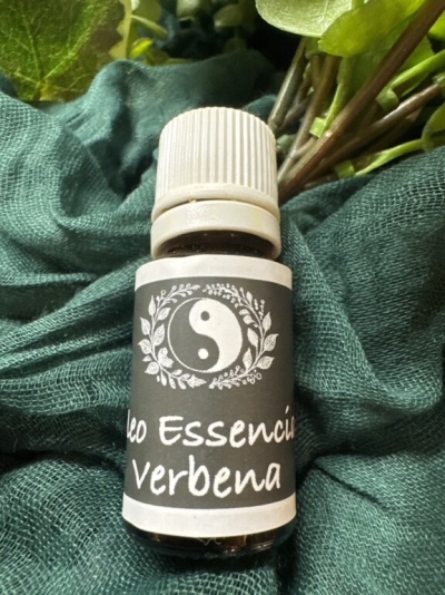 Frasco de óleo essencial de verbena com rótulo preto e branco sobre tecido verde