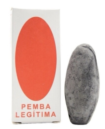 Caixa branca com oval vermelho e texto PEMBA LEGÍTIMA ao lado de pedra cinzenta