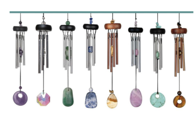 Sinos de vento pendurados com varas metálicas e pedras coloridas