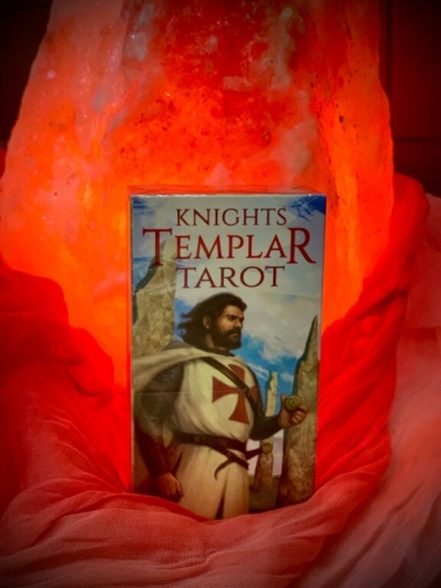 Baralho Knights Templar Tarot com cavaleiro templário em caixa de cartão