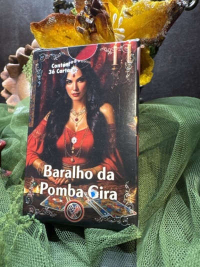 Caixa do baralho da Pomba Gira com imagem de mulher em vestido vermelho sobre tecido verde e flores amarelas ao fundo
