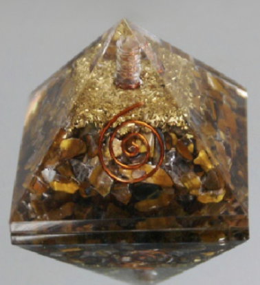 Pirâmide orgonite transparente com pedras minerais e espiral de arame cobre