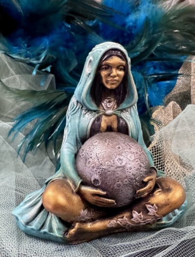 Estátua decorativa com mulher segurando esfera da lua
