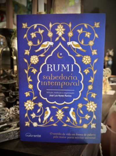 Livro RUMI sabedoria intemporal com capa azul e decoração dourada