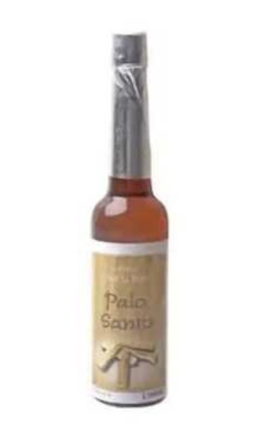 Garrafa com líquido âmbar e rótulo Palo Santo com imagem de arma
