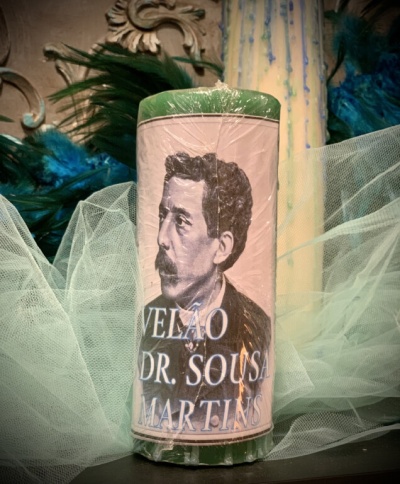Vela verde com rótulo mostrando homem e texto VELÃO DR. SOUSA MARTINS