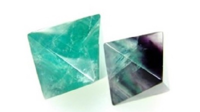 Duas pirâmides de pedra polida coloridas sobre fundo branco