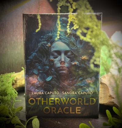 Baralho de oráculo OTHERWORLD ORACLE com rosto feminino e natureza na caixa