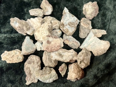 Pedras irregulares claras sobre tecido preto