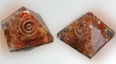 Duas pirâmides transparentes com pedras coloridas e espiral de metal