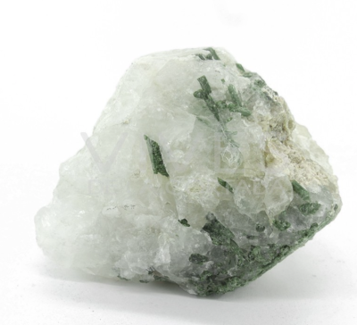Mineral branco com inclusões verdes sobre fundo branco