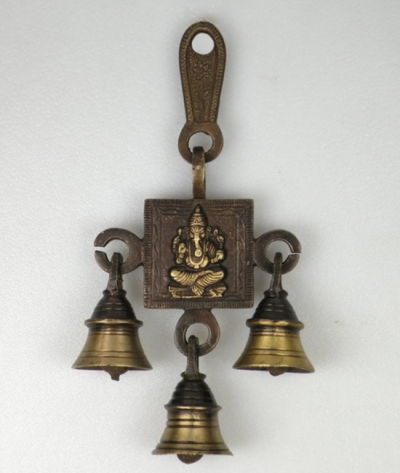 Castiçal de metal com três sinos e figura de Ganesha dourada