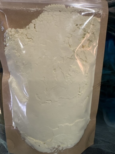 Saco de papel castanho com pó branco visível através de janela transparente