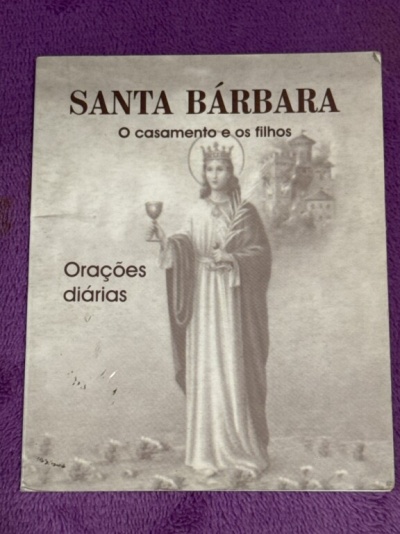 Capa de livro SANTA BÁRBARA com ilustração de santa e texto em português