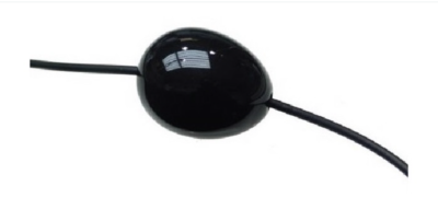 Objeto oval preto brilhante com cabo preto fino