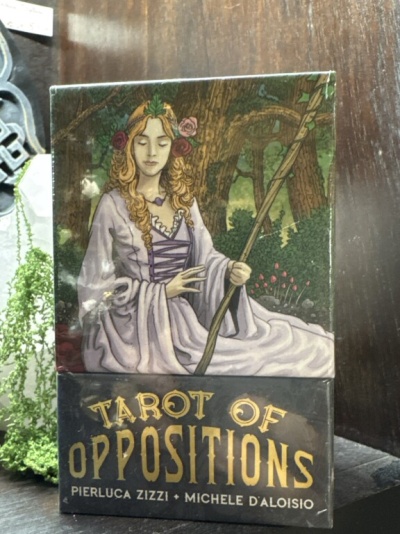 Caixa de baralho de tarot com ilustração de mulher segurando bastão