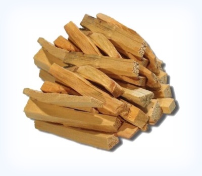 Pedaços de pau de madeira castanha clara sobre fundo branco