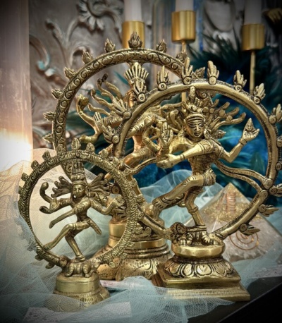 Estátuas douradas de Shiva Nataraja em metal sobre tecido azul