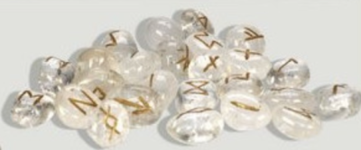 Pedras transparentes com runas douradas