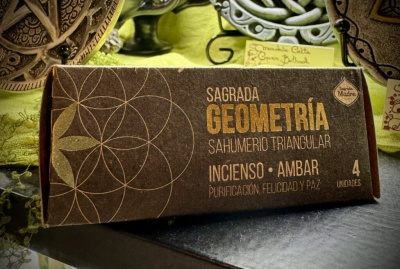 Embalagem castanha de incenso triangular Sagrada Geometría com texto e design dourado