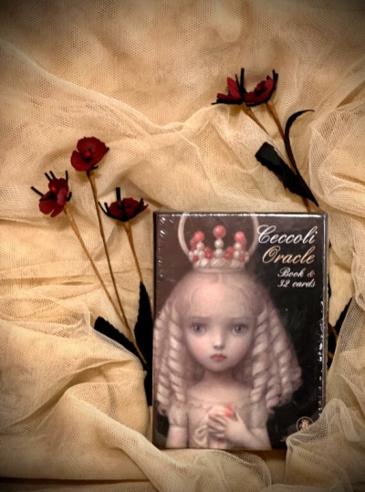 Baralho Ceccoli Oracle com ilustração de menina com coroa e flores vermelhas secas
