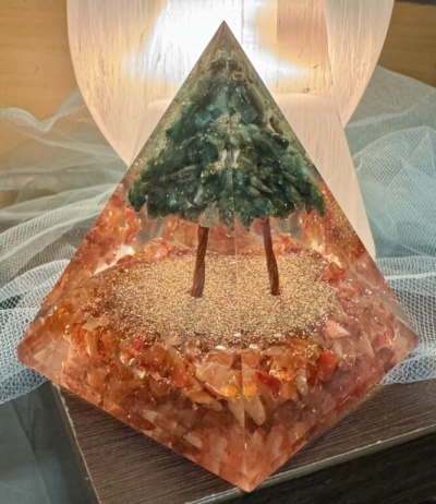 Pirâmide decorativa de resina com árvores e pedras no interior