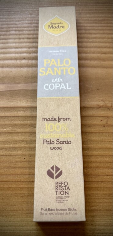 caixa de pau de incenso Sagrada Madre Palo Santo com Copal em fundo de madeira