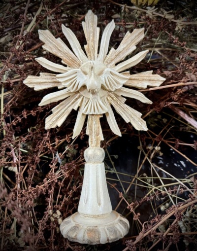 Estatueta decorativa de madeira com pomba e rayos de sol em tons bege e dourado