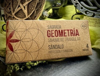 Caixa de incenso sândalo com padrão geométrico e texto em castanho e vermelho