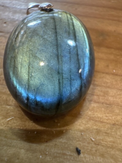 Pendente oval de pedra iridescente azul e cinzenta com argola prateada