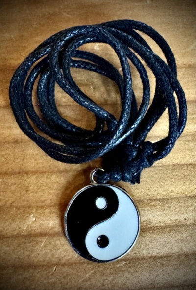 Colar com pendente símbolo Yin Yang preto e branco com cordão preto